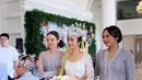 Pada momen sakral pernikahan Febby Rastanty dan Drajad Djumantara yang digelar pada Sabtu, 9 November 2024, kehadiran sahabat-sahabat terdekat memberikan kehangatan [@enzystoria/@philipekarunia].