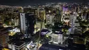 Pengunjung menikmati makan malam di Restoran Altum, Caracas, Venezuela, 22 Desember 2022. Restoran ini hanya diperuntukkan bagi 25 pengunjung. (AP Photo/Matias Delacroix)