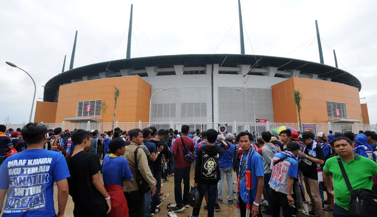 Suasana anteran masuk Stadion Pakansari, Kab Bogor jelang laga final Piala Presiden 2017, Sabtu (12/3). Di final, Arema FC dan PBFC akan berlaga memperebutkan gelar juara Piala Presiden 2017. (Liputan6.com/Helmi Fithriansyah) 
