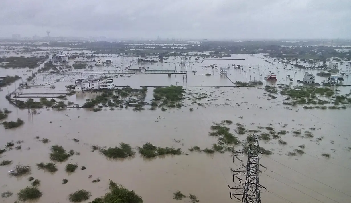 Daerah banjir terlihat dari udara di Chennai, India, (2/11/2015). Curah hujan terparah dari satu abad telah menyebabkan banjir besar di seluruh bagian India selatan, ribuan rumah, pabrik dan melumpuhkan banda di ibukota negara Chennai. (REUTERS/Stringer)