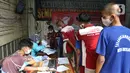 Sejumlah pasien ODGJ mengikuti vaksinasi COVID-19 di Bekasi, Jawa Barat, Rabu (4/8/2021). Sebanyak 70 pasien ODGJ mengikuti kegiatan vaksinasi merdeka guna mencegah penyebaran wabah COVID-19. (Liputan6.com/Herman Zakharia)
