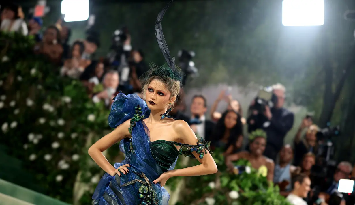Di Met Gala tahun ini, Zendaya memilih gaun korset Maison Margiela Artisanal karya John Galliano. (Dimitrios Kambouris / GETTY IMAGES NORTH AMERICA / Getty Images via AFP)