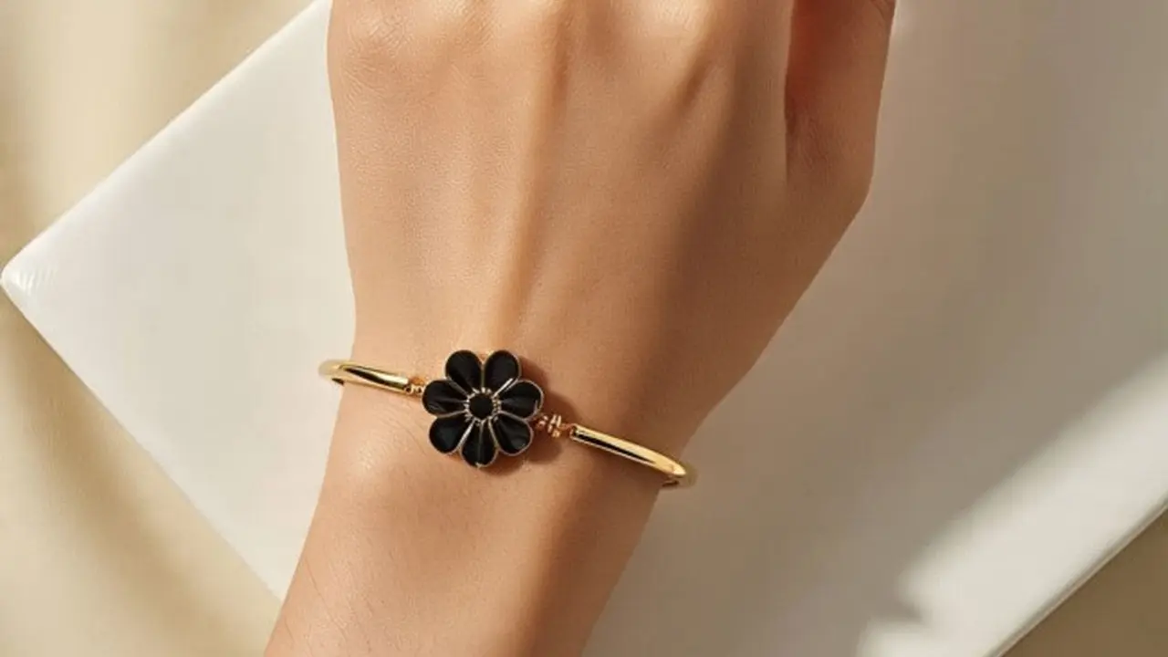 Ilustrasi Model Gelang Emas Bunga Hitam (Sumber: Meta AI)