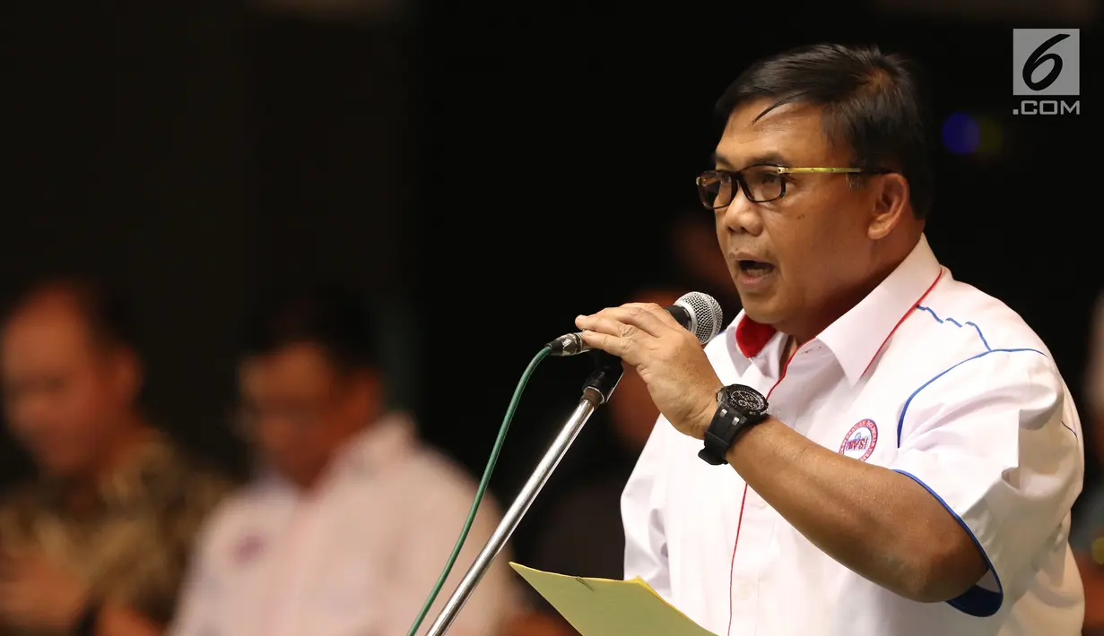 Irwasum Polri, Komjen Pol Dwi Priyatno memberi pidato pembukaan Kejuaraan Voli Putra Asia 2017 ke-16 di GOR Tri Dharma, Gresik, Senin (24/7). Ajang ini diikuti 16 negara dan terbagi dalam empat grup. (Liputan6.com/Helmi Fithriansyah)