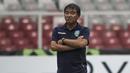 Pelatih Timor Leste, Norio Tsukitate, mengamati anak asuhnya saat latihan di SUGBK, Jakarta, Senin (12/11). Latihan ini persiapan jelang laga Piala AFF 2018 melawan Timnas Indonesia. (Bola.com/Vitalis Yogi Trisna)