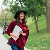 Aktivitas jalan kaki./Copyright shutterstock.com/g/DeanDrobot