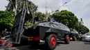 Mobil anti huru - hara milik petugas kepolisian terparkir dekat Gereja Katedral, Jakarta, (24/15). Kegiatan untuk memberikan keamanan dan kenyamanan umat Kristen dalam menunaikan rangkaian ibadah pada hari Natal. (Liputan6.com/Gempur M Surya)