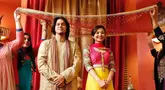 Eriska Rein membagikan peringatan perayaan anniversary pernikahannya ke-9 dengan cara unik. Ia dan suami tampil serasi dengan mengenakan busana India. Momen itu juga terlihat seperti sebuah pemotretan. 'Happy 9th Wedding Anniversary myblue @mithunisar,' tulis Eriska dalam keterangan foto. (Liputan6.com/IG/@eriskarein)
