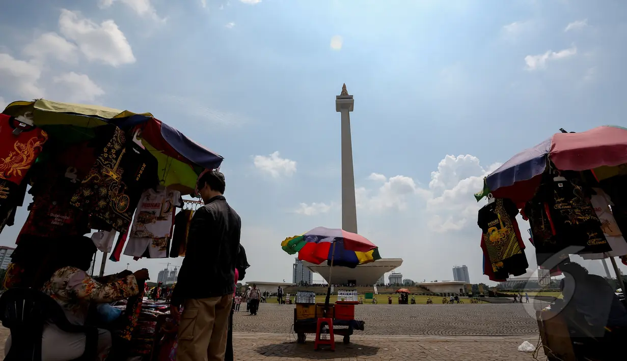 Pemerintah Provinsi DKI Jakarta berencana akan menutup semua akses pintu masuk Taman Monumen Nasional bagi pedagang kaki lima liar mulai Juni mendatang. , Jakarta, Rabu (14/5/2015). (Liputan6.com/Faizal Fanani)