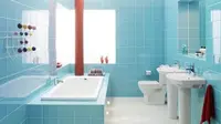 Agar kamar mandi terlihat lebih lengang dan luas, ada dua cara yang dapat dilakukan, yakni membersihkan dan menata.