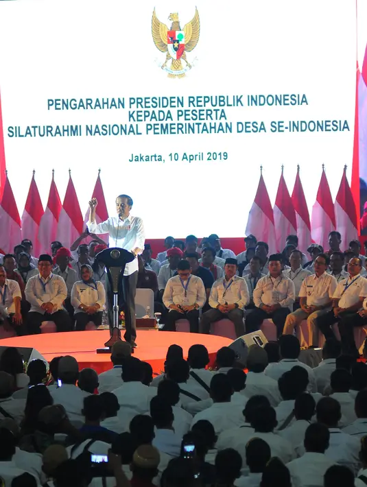 Presiden Joko Widodo memberikan pidato saat menghadiri Silaturahmi Nasional Pemerintahan Desa se-Indonesia di Jakarta, Rabu (10/4). Presiden mengatakan akan terus menaikkan jumlah dana desa serta memudahkan sistem laporan pertanggung jawabannya. (Liputan6.com/Angga Yuniar)