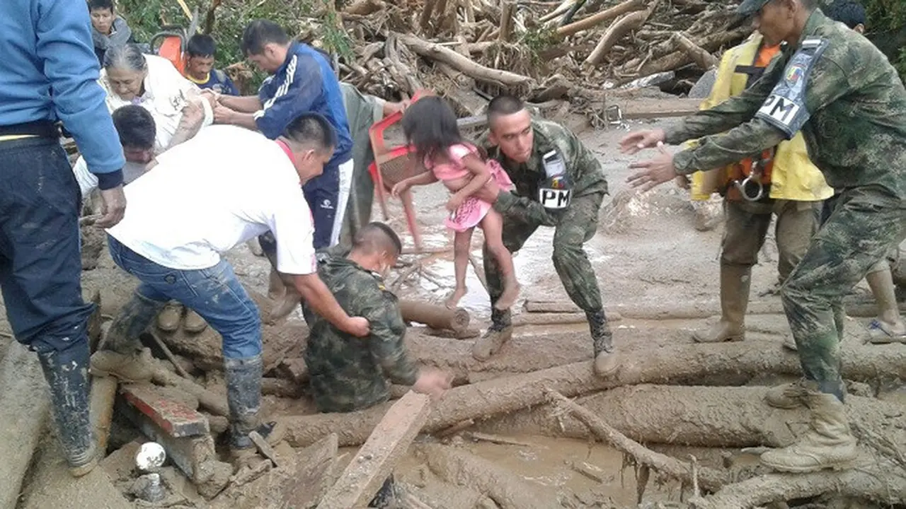 Tentara Nasional Kolombia saat mengevakuasi warga dari musibah banjir bandang dan longsor