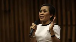 Direktur Program SCM, Harsiwi Achmad, saat konfrensi pers pemegang hak siar Liga 1 2020 di SCTV Tower, Senayan, Jakarta, Rabu (12/2). Emtek kembali pegang hak siar Liga 1 2020.(Bola.com/Yoppy Renato)