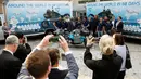 Para pengunjung mengambil gambar motor listrik Storm Eindhoven saat ditampilkan dalam acara demonstrasi di Dubes Belanda, Washington, AS, (24/10). (REUTERS/Gary Cameron)