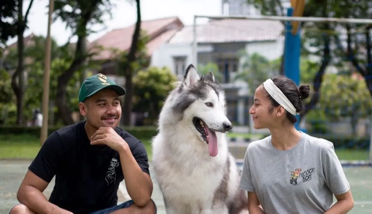 "Sekarang Putri sudah hamil besar, mohon doanya saja semoga semuanya lancar, dan anak kami juga sehat," kata Chicco Jerikho. (Instagram/chicco.jerikho)