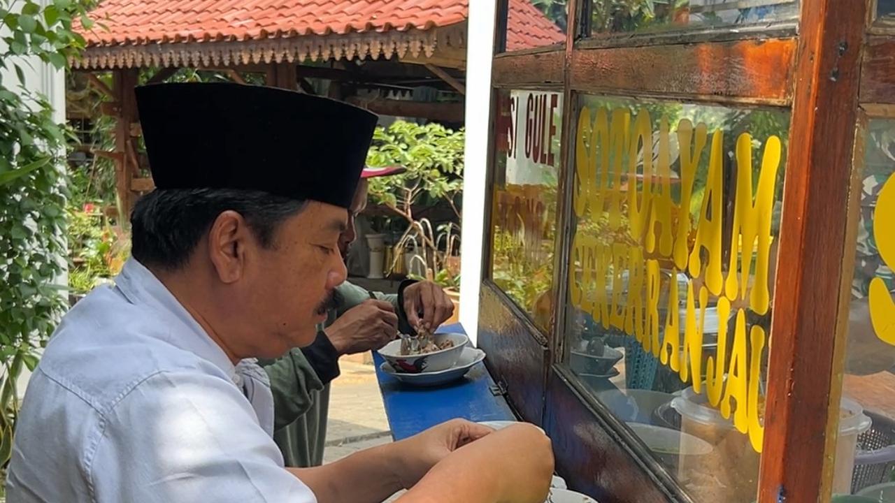 Mantan Panglima TNI Asyik Sarapan Soto Ayam Gerobakan