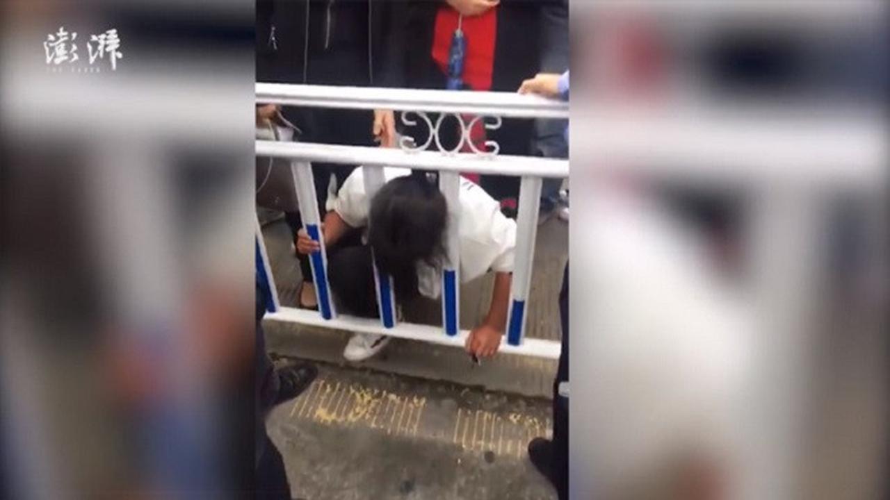 Kepala wanita tersangkut di pagar pembatas jalan