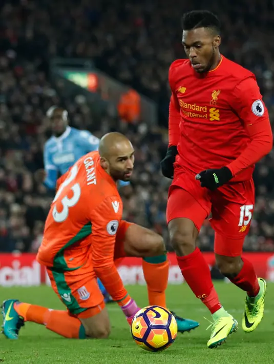 Penyerang Liverpool, Daniel Sturridge berusaha melewati kiper Stoke City, Lee Grant pada pertandingan Liga Inggris di Anfield, Liverpool, (28/12). Liverpool menang telak atas Stoke dengan skor 4-1. (Reuters/Carl Recine)