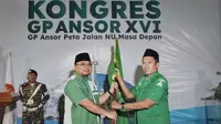 Ketum GP Ansor yang baru Addin Jauharuddin menerima bendera GP Ansor dari ketua sebelumnya Yaqut Cholil Qoumas. (Foto: Liputan6.com/Kemenag)