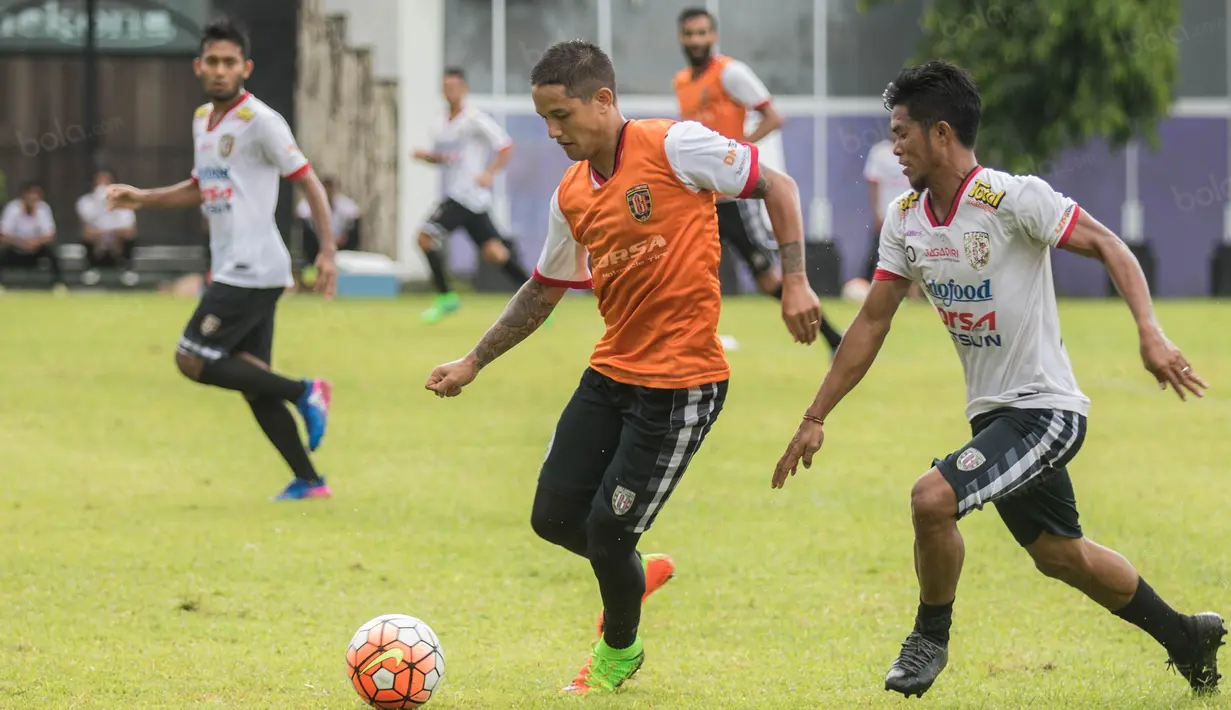 Penyerang Bali United, Irfan Bachdim, menggiring bola saat latihan jelang laga Piala Presiden 2017 melawan Barito Putera di Lapangan Banteng, Bali, Kamis (16/2/2017). (Bola.com/Vitalis Yogi Trisna)