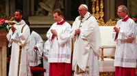 Paus Fransiskus saat memimpin misa Natal di Basilika Santo Petrus, Vatikan, (24/12). Paus juga mengatakan bahwa perayaan tersebut membutuhkan lebih banyak kerendahan hati. (REUTERS/Tony Gentile)