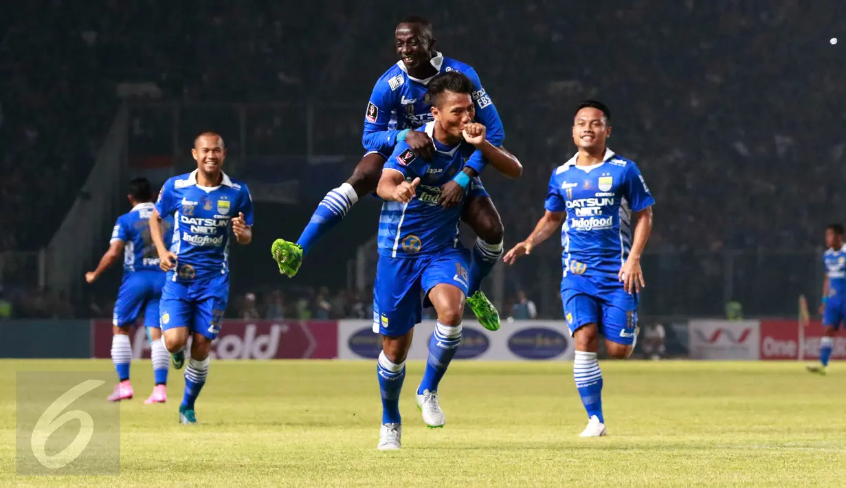 Bek Persib Ahmad Jufriyanto (depan) selebrasi setelah mencetak gol ke gawang Sriwijaya FC di Stadion Utama Gelora Bung Karno, Jakarta, Minggu (18/10/2015). Persib unggul 2-0 dibabak pertama atas Sriwijaya FC. (Liputan6.com/Yoppy Renato)