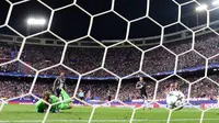 Kiper Bayern Munich, Manuel Neuer gagal menghadang laju bola yang masuk ke gawangnya saat melawan Atletico Madrid ada laga grup D Liga Champions di Vicente Calderon stadium, Madrid, Kamis (29/9/2016) dini hari WIB. (AFP/Pierre-Philippe Marcou)