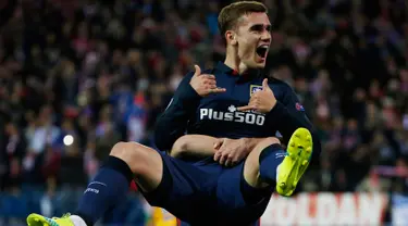 Penyerang Atletico Madrid, Antoine Griezmann melakukan selebrasi usai mencetak gol kegawang Barcelona di leg kedua Liga Champions di Vicente Calderon, Madrid, (14/4). Atletico menang atas Barcelona dengan skor 2-0. (Reuters/Sergio Perez)