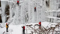 Orang-orang memanjat dinding es buatan di kota Liberec, Republik Ceko, Minggu (27/1). Meski buatan, tidak sembarang orang bisa menaklukkan tebing es tersebut. (AP Photo/Petr David Josek)