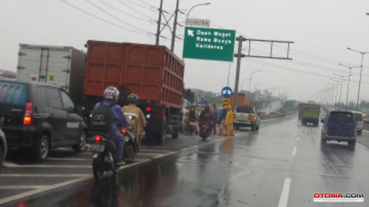 Hati-Hati! Bahaya Menerobos Banjir Menggunakan Sepeda Motor Matic
