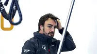 Pebalap McLaren-Honda, Fernando Alonso, mengatakan pertanyaan seputar keputusannya meninggalkan Ferrari tak akan ada habisnya. (EPA/Diego Azubel)