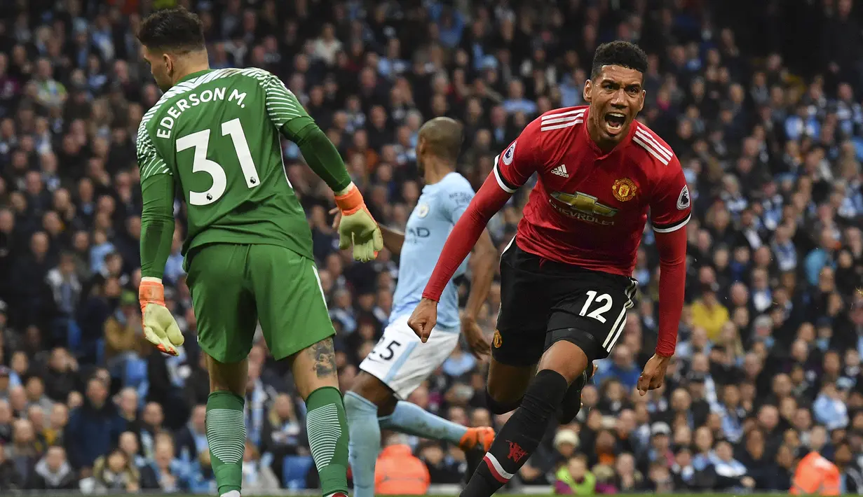 Chris Smalling. Bek tengah Inggris ini didatangkan Manchester United dari Fulham pada 2010/2011 dengan mahar 7 juta pounds. Usai 10 musim dan tampil dalam 323 laga dengan mencetak 18 gol, pada 2020/2021 ia resmi dilepas ke AS Roma dengan biaya senilai 13,5 juta pounds. (Foto: AFP/Ben Stansall)