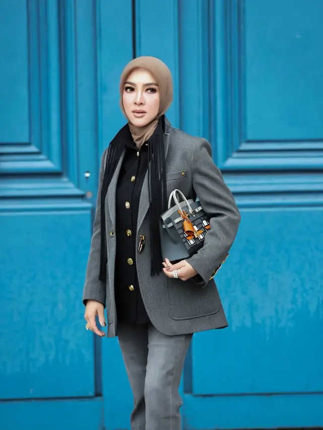 Gaya Parisian Chic Syahrini Liburan Akhir Tahun ke Paris, Jinjing Tas Hermès Langka Seharga Rp4,1 Miliar