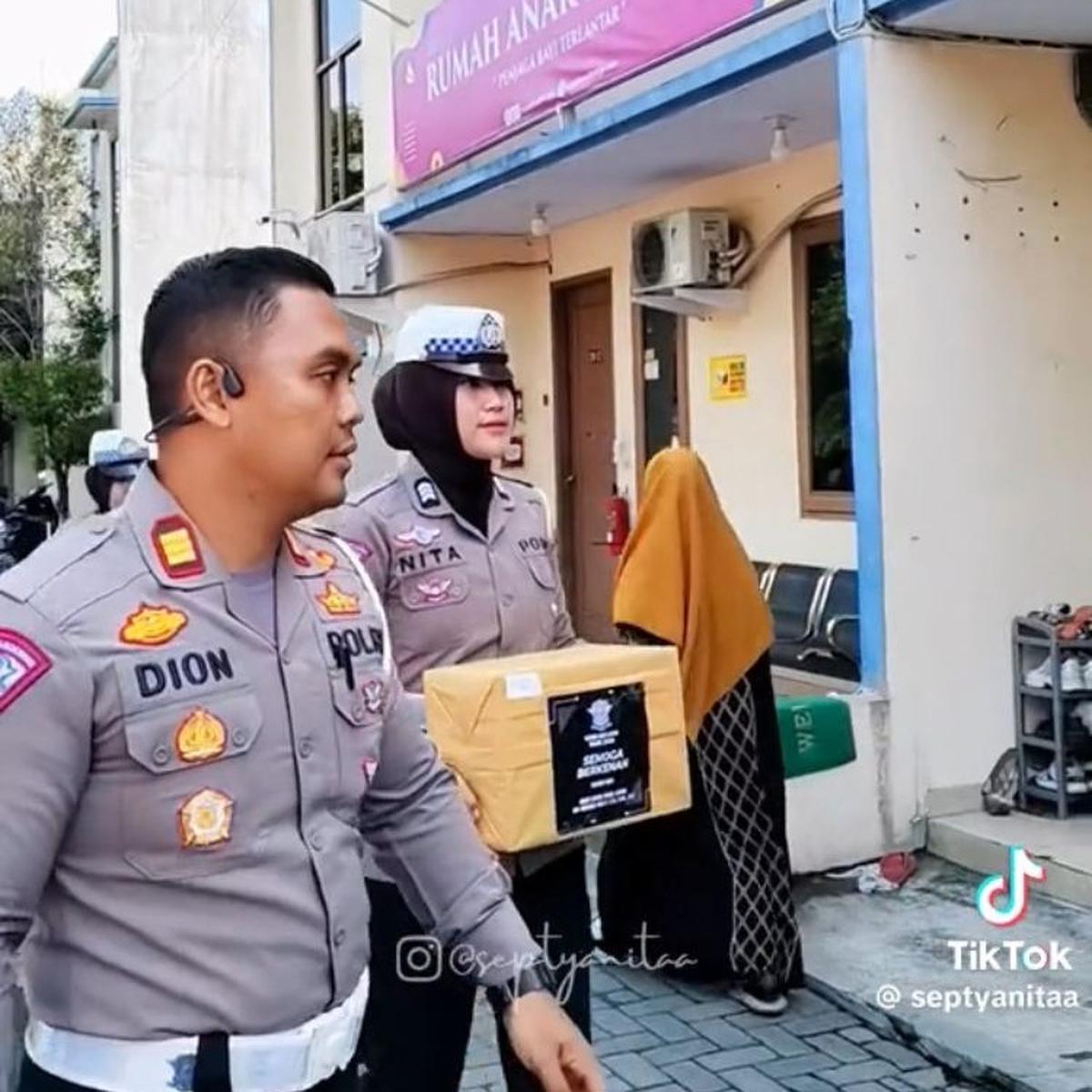 Viral momen polwan kunjungi panti asuhan balita di Semarang, penuh haru.
