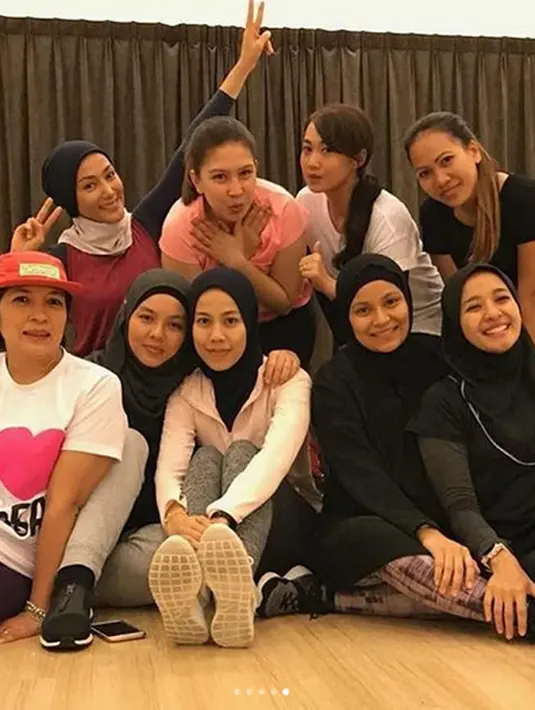 "The zumba girls !! 💪🏼 #yesterday #momszumbaclass," tulis  bintang film Surga Yang Tak Dirindukan itu sambil mengunggah bersama dengan teman-temannya zumba termasuk Erra. (Instagram/laudyacynthiabella)