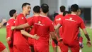 Pemain Timnas Indonesia, Jay Idzes (kiri) berbincang dengan Jordy Amat saat melakoni latihan resmi menjelang laga FIFA Series 2026 melawan St Kitts and Nevis di Stadion Madya, Senayan, Jakarta, Kamis (26/03/2026). (Bola.com/M Iqbal Ichsan)