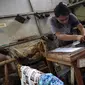 Pekerja menyelesaikan pembuatan batik betawi di industri rumahan kawasan Terogong, Jakarta Selatan, Selasa (2/8/2022). Usaha Mikro Kecil dan Menengah (UMKM) dinilai berperan penting sebagai critical engine dalam pemulihan perekonomian nasional dengan menggerakkan ekonomi rakyat hingga pada level terkecil. (Liputan6 com/Angga Yuniar)