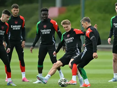 Sejumlah pemain Arsenal mengikuti sesi latihan tim di pusat Pelatihan Arsenal di London Colney, utara London, pada 6 Mei 2025. (Glyn KIRK/AFP)