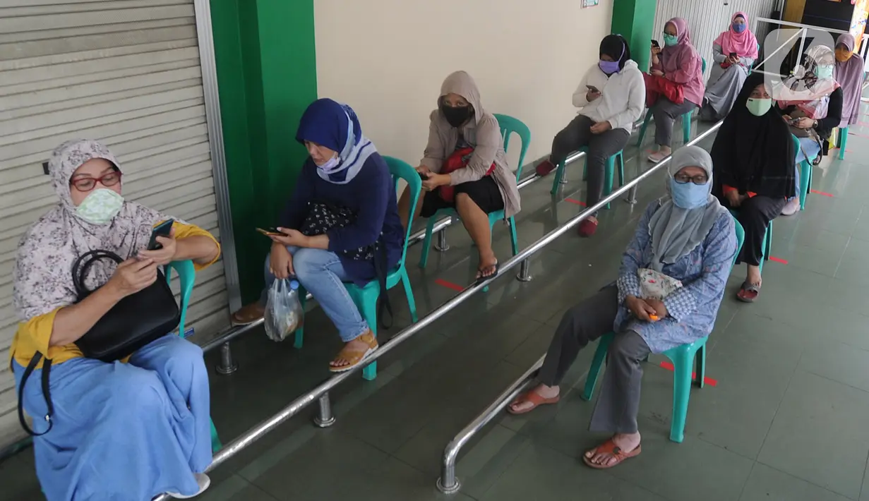 Pengunjung antre dengan menjaga jarak fisik (Physical Distancing) saat menunggu supermarket buka di kawasan Ciputat, Tangerang Selatan, Selasa (14/4/2020). Pemerintah terus mengimbau warga untuk melakukan jarak fisik sebagai tindakan pencegahan penyebaran Corona COVID-19. (merdeka.com/Arie Basuki)
