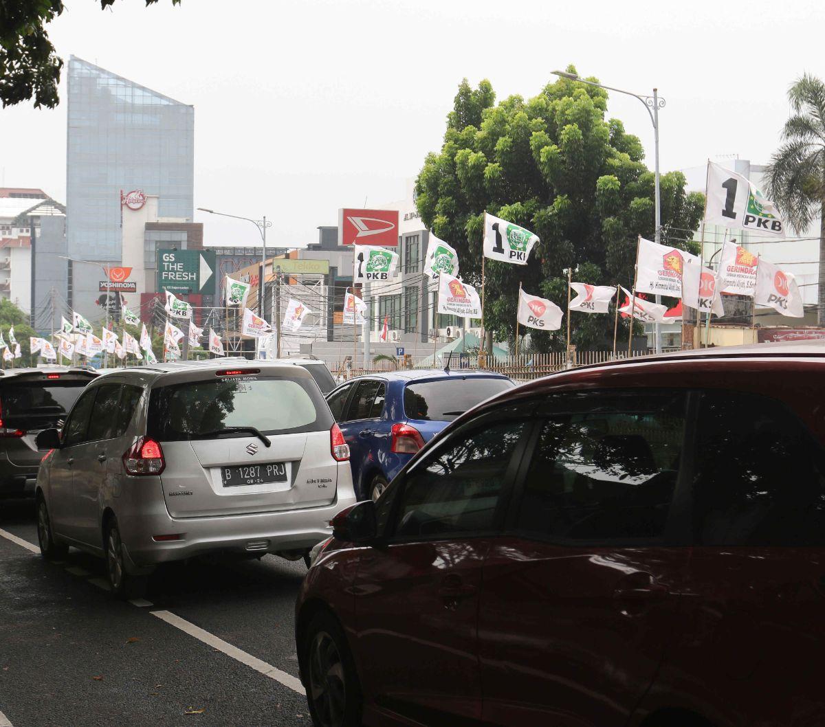Pemasangan atribut kampanye ini didominasi oleh bendera diikuti poster, stiker, spanduk hingga baliho.

Penampakannya mulai marak menghiasi setiap jalan di Ibu Kota.