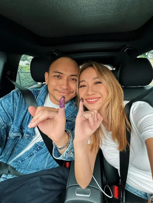 Bisa jadi inspirasi outfit couple dengan pasangan kamu nih. Bagaimana menurutmu, Sahabat FImela? [@tikoaryawardhana]