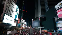 Layar Times Square berwarna hitam selama pemadaman listrik di New York, AS, Sabtu (13/7/2019). Pemadaman listrik membuat stasiun kereta bawah tanah mendadak gelap dan papan iklan Times Square tiba-tiba padam. (AP Photo/Michael Owens)