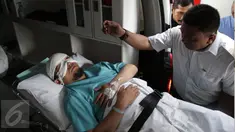 Penyidik KPK, Novel Baswedan tiba di RS Jakarta Eye Center (JEC), Menteng, Jakarta, Selasa (11/4). Pemindahan tersebut bertujuan agar Novel mendapatkan penanganan yang lebih maksimal dan cepat. (Liputan6.com/Faizal Fanani)