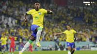 Timnas Brasil,&nbsp;Vinicius Junior merayakan gol pertama timnya ke gawang Korea Selatan saat laga 16 besar Piala Dunia 2022 yang berlangsung di 974 Stadium, Selasa (06/12/2022). (AP/Jin-Man Lee)