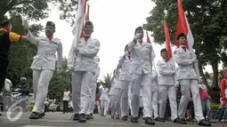 Pasukan Pengibar Bendera ikut dalam Kirab Budaya Merah Putih di Bogor, Jawa Barat, Minggu (13/11). Acara ini bertujuan untuk memperkenalkan budaya bangsa kepada generasi muda sekaligus mempromosikan wisata Bogor. (Liputan6.com/Yoppy Renato)