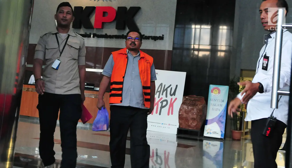 Direktur PDAM Bandarmasih, Muslih dikawal petugas meninggalkan gedung KPK usai menjalani pemeriksaan pertama, Selasa (15/9). Muslih diduga telah memberikan suap kepada Ketua DPRD Banjarmasin Iwan Rusmali. (Liputan6.com/Helmi Afandi)