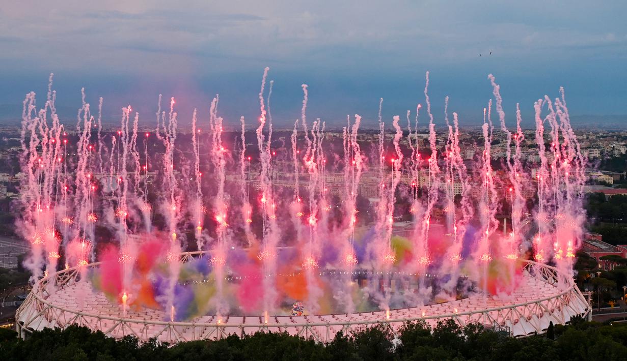 Pertunjukan kembang api mewarnai acara pembukaan perhelatan akbar Euro 2020 (Euro 2021) di Stadion Olimpico, Roma, Italia, (11/6/2021). (AFP/Alberto Pizzoli)