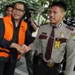 Tersangka suap pembahasan Perda pembentukan Bank Pembangunan Daerah Banten, Tri Satya Santoso berjabat tangan dengan petugas saat berjalan menuju mobil tahanan usai menjalani pemeriksaan di KPK, Jakarta, Senin (14/3). (Liputan6.com/Helmi Afandi)