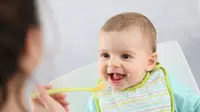 Ilustrasi memberi makan anak (Foto: Shutterstock).