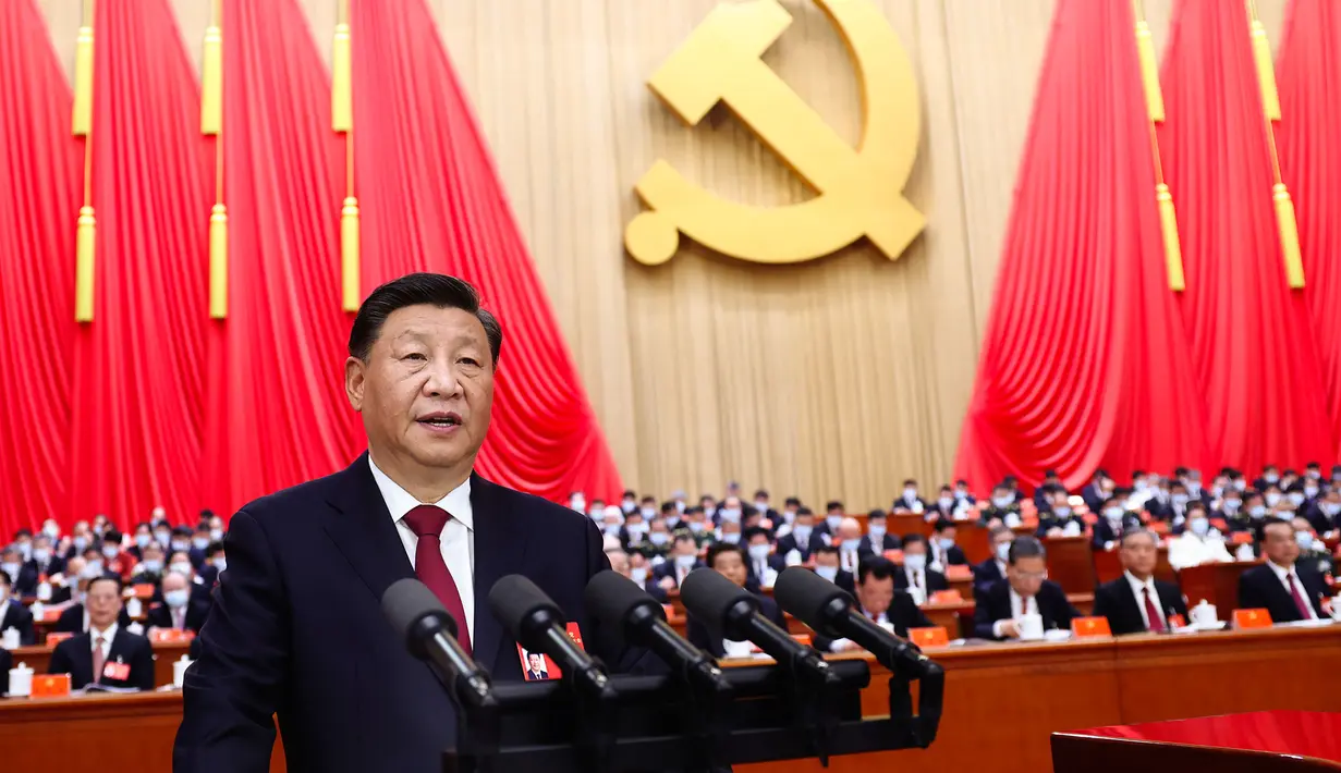 Presiden China Xi Jinping menyampaikan pidato pada upacara pembukaan Kongres Nasional ke-20 Partai Komunis China yang berkuasa di Beijing, China, Minggu (16/10/2022). China pada hari Minggu membuka dua kali- konferensi partai dalam satu dekade di mana pemimpin Xi Jinping diperkirakan akan menerima masa jabatan lima tahun ketiga yang melanggar presiden baru-baru ini dan menetapkan dirinya sebagai politisi China paling kuat sejak Mao Zedong. (Ju Peng/Xinhua via AP)